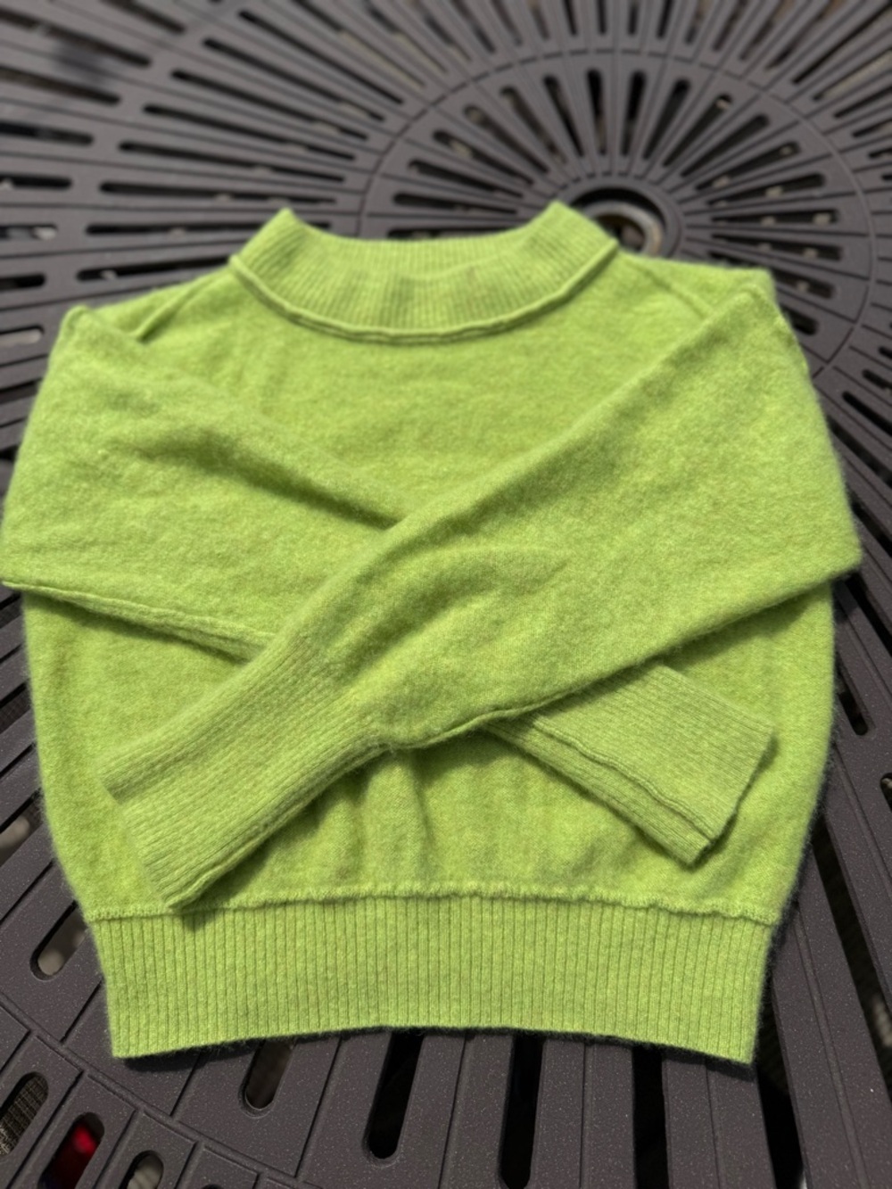 Free People Green Chartreuse
100% Cashmere Sweater sz ES